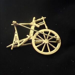 VINTAGE DEERFIELD MASSACHUSETTS SPINNING WHEEL BROOCH PIN